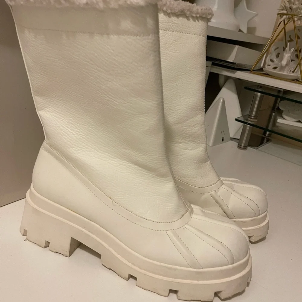 Asos gorgeous non-slip cozy boots in great conditions